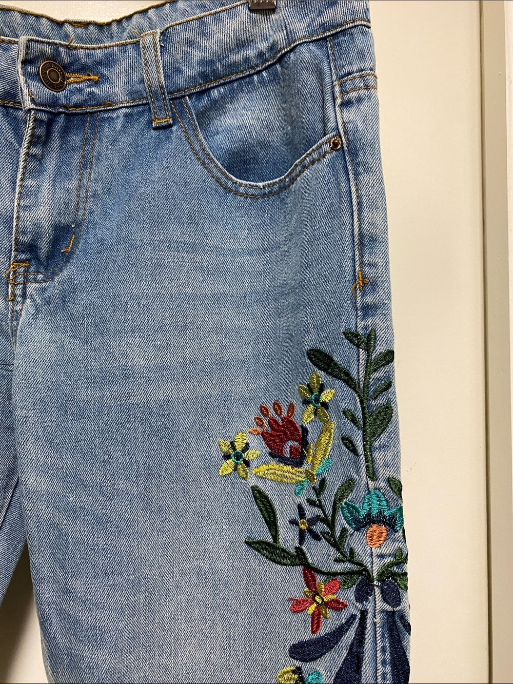 Zara Light Blue Straight-Leg Jeans with Floral Side Embroidery - Picture 6 of 14